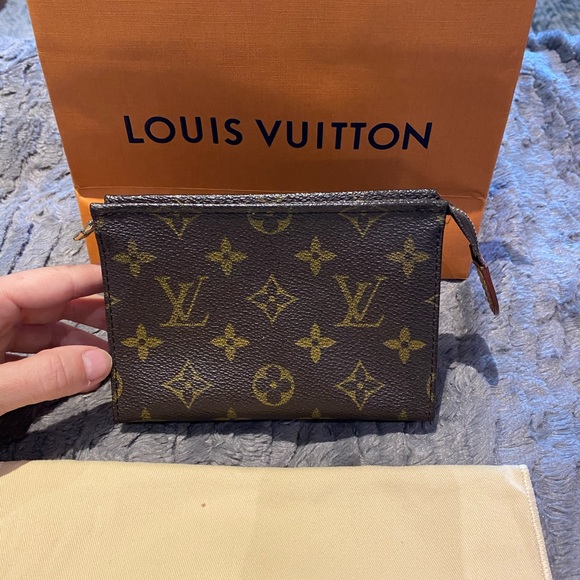 Louis vuitton Toiletry 15 - Picture 1 of 4